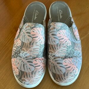 Clarks Women's Breeze Shore Flat Size 7 Sport Slip On Shoe  Floral Mule